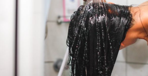 Студентка миє волосся лише звичайною водою. Кому може бути корисний її досвід?
