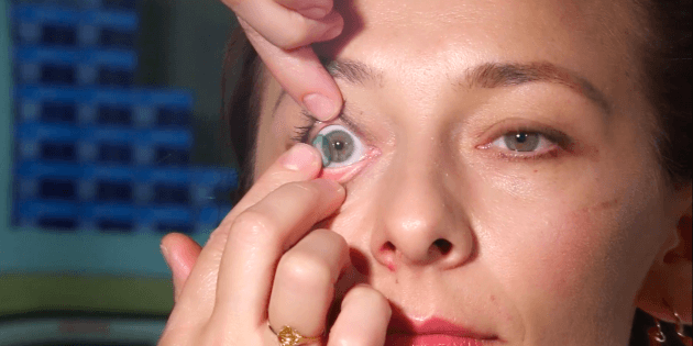 Як зняти лінзи: потягніть лінзу до зовнішнього куточка ока