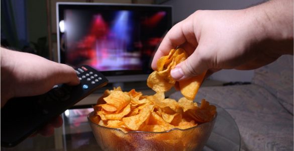 Чіпси перед телевізором: дієтологиня назвала шкідливі продукти на вечерю
