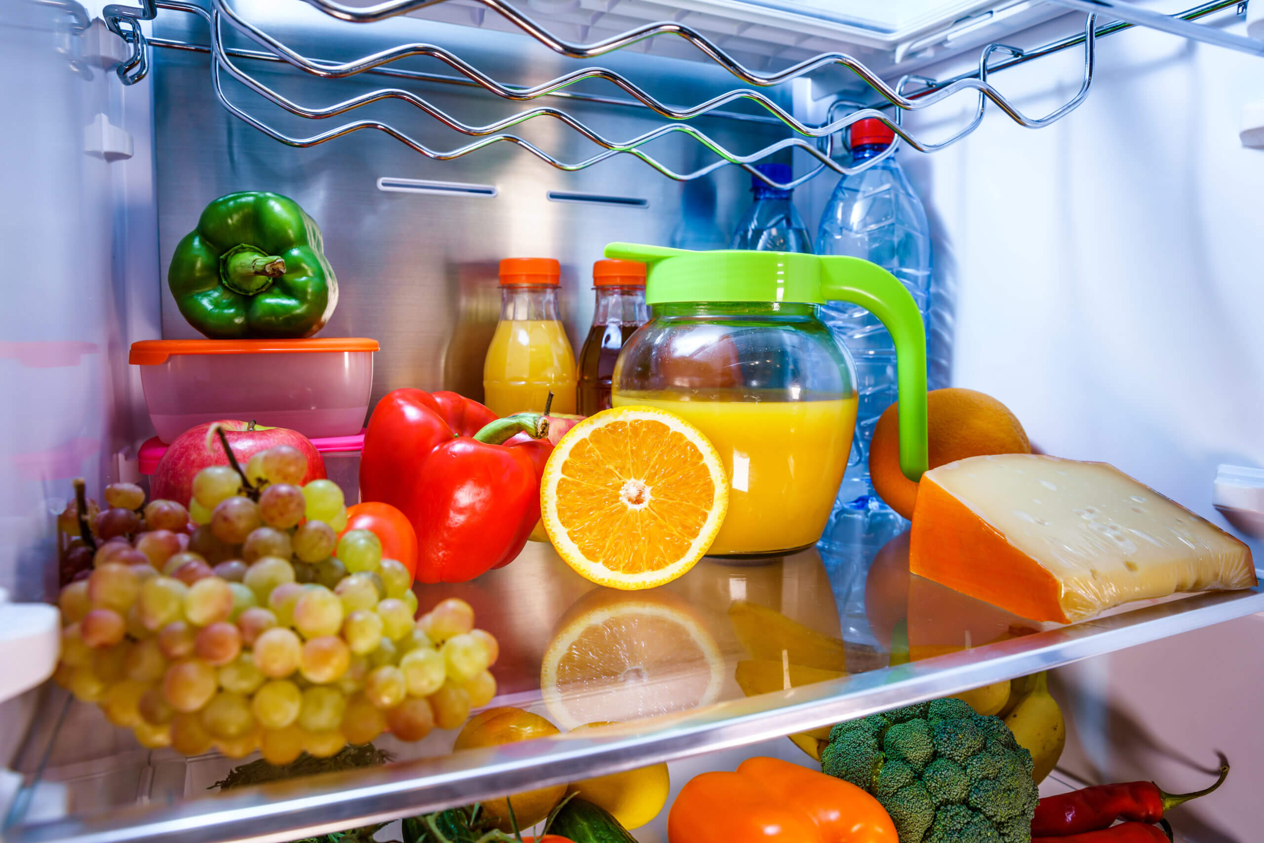 There some juice in the fridge. Холодильник с продуктами. Холодильник с едой. Фрукты в холодильнике. Холодильник для овощей.