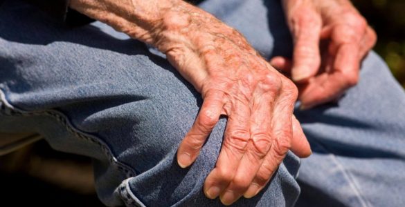 Лікарі пояснили, як визначити хворобу Паркінсона по ході
