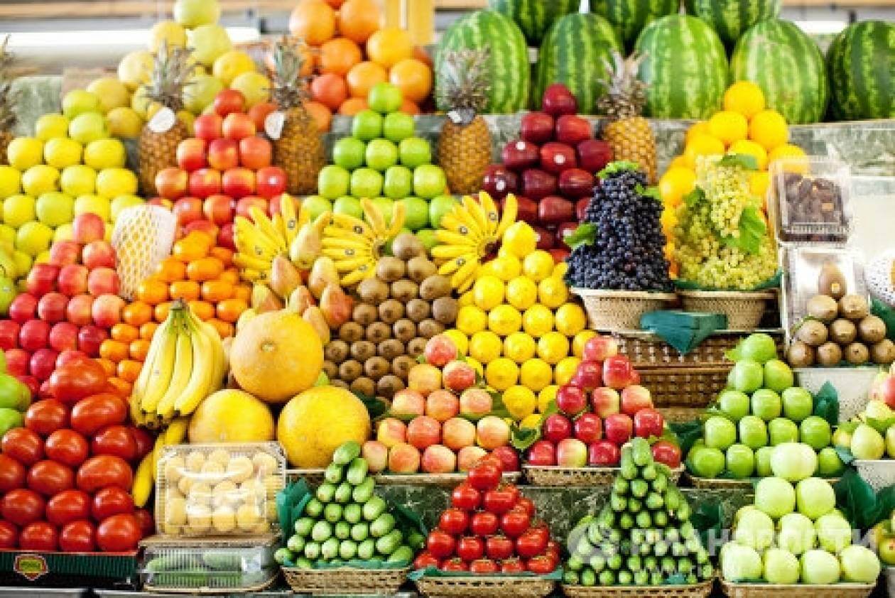 Фруктовая 9 1. Выкладка овощей и фруктов на рынке. Прилавок с фруктами. Прилавок с овощами и фруктами. Фрукты на рынке.