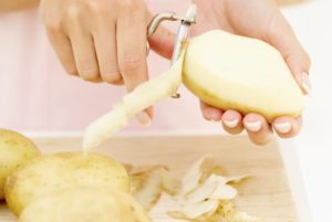 Чистити картоплю