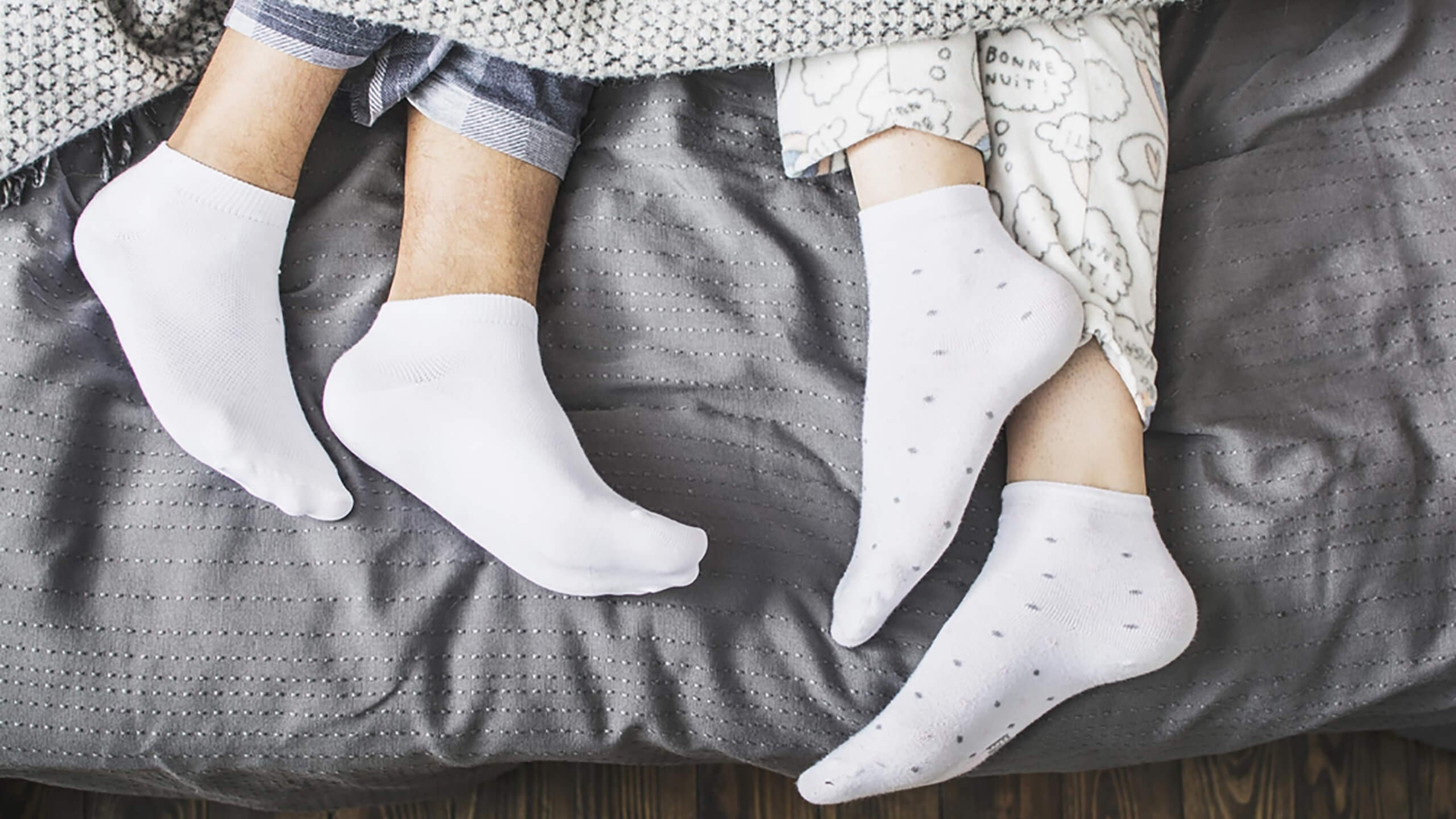 White socks girl. Ноги в носках. Сон в носках. Носки для сна. Спать в носках.