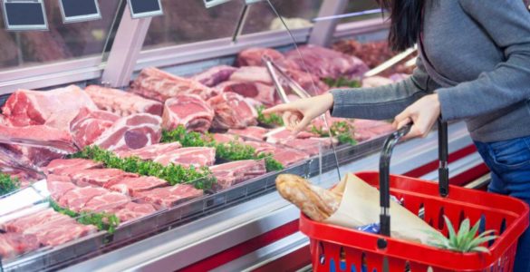 Недосмажене м'ясо назвали фактором ризику смертельного захворювання