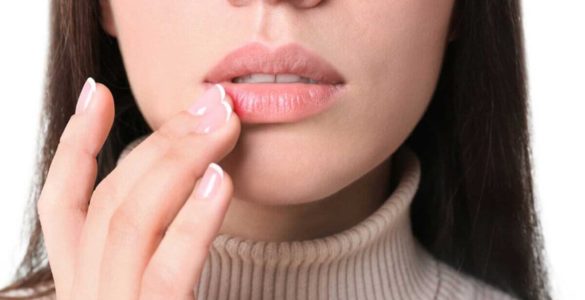 Сухість і лущення: як захистити губи в холодну пору року