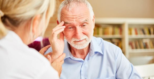 Як поводитися з людиною, яка страждає від хвороби Альцгеймера: поради лікаря-невролога