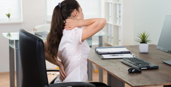 Прості способи зменшити біль в спині через сидячу роботу назвали фахівці