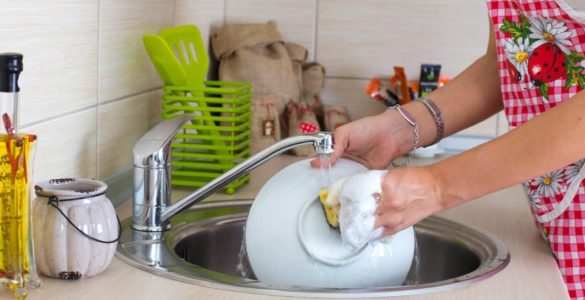 Терапевти назвали три шкідливі звички під час миття посуду, які ведуть до раку