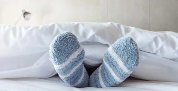 Лікар розповів, кому не можна спати у теплих шкарпетках